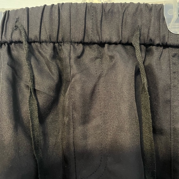 3X Black shiny, dressy shorts with pockets - Picture 3 of 4